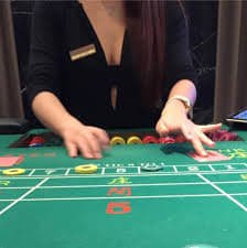Tampilan gameplay Lightning Dice di judol bet88 menunjukkan tiga dadu dan hasil taruhan